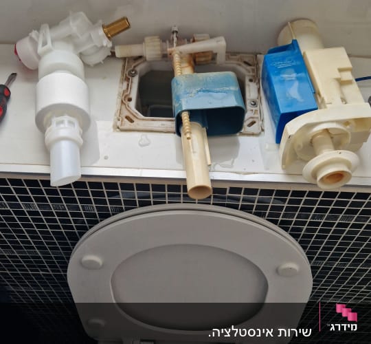 חלקי אסלה וכלים לתיקון שירותים